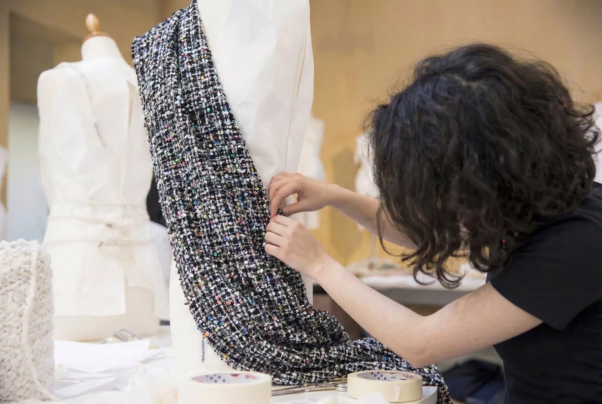 Designer drappeggia tessuto tweed su manichino